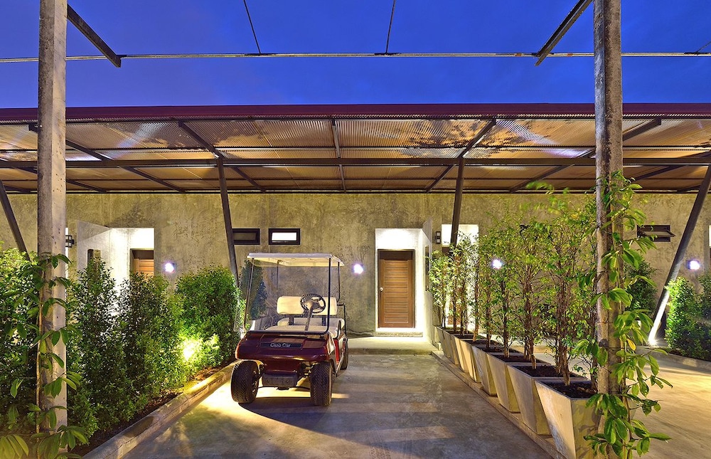 The Oasis Resort 23/25