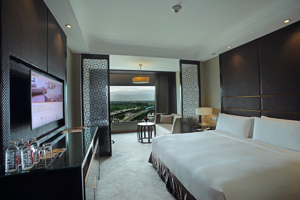 STANDARD, KING BED, CLUB LOUNGE ACCESS
