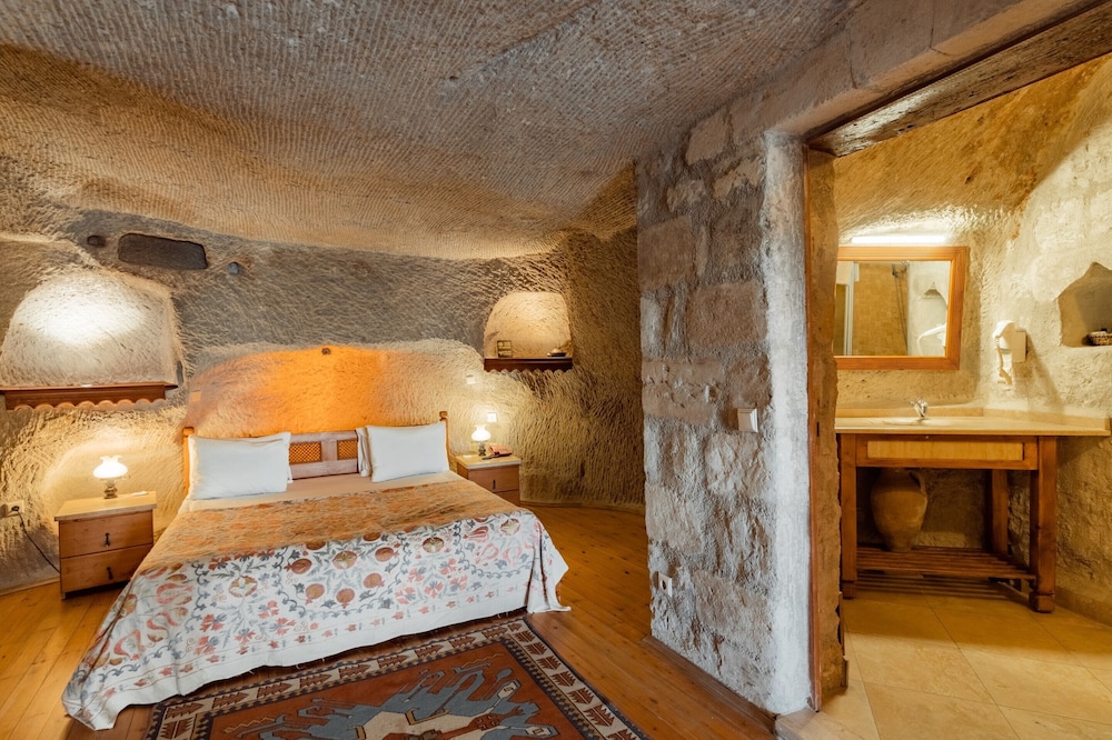 Amber Cave Suites 18/76