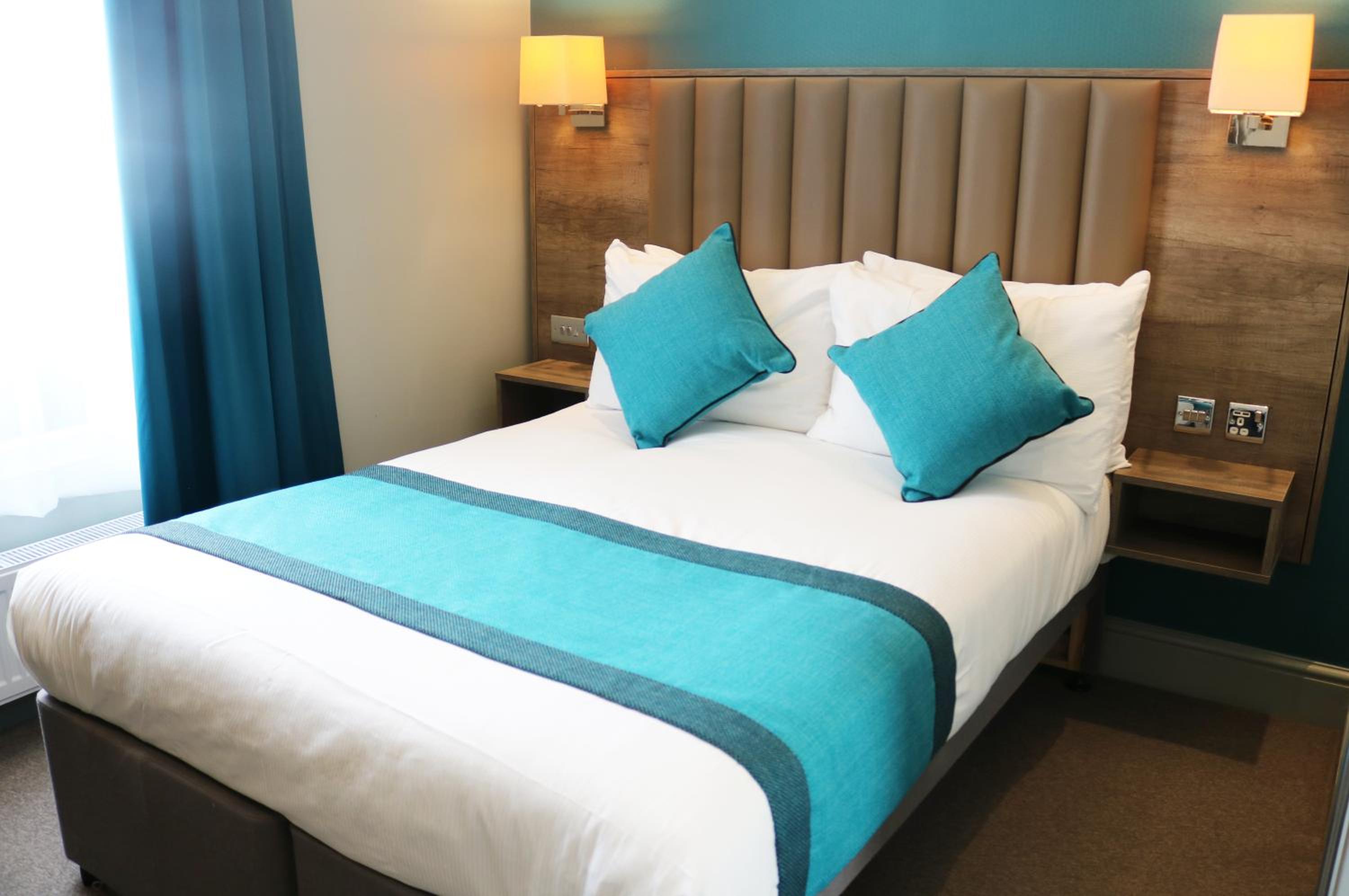 ROOM, DOUBLE BED