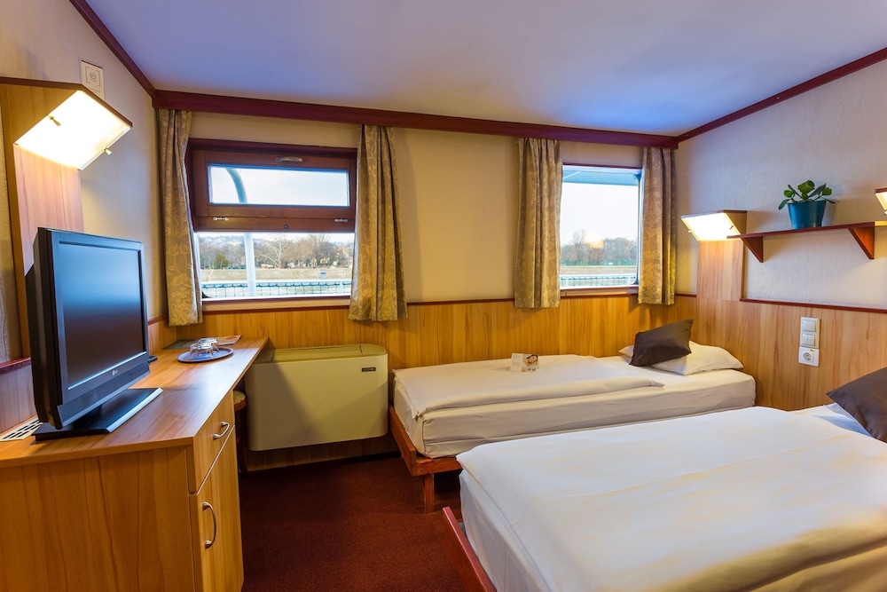 Fortuna Boat Hotel 2/24