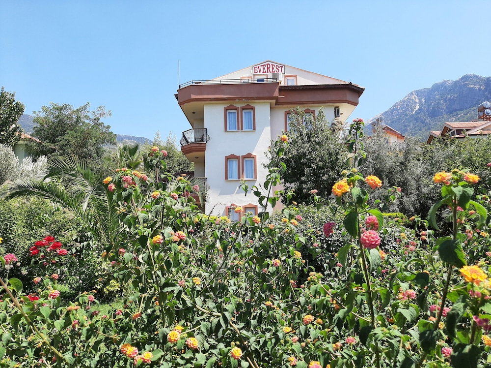 Everest Apart Hotel 7/55