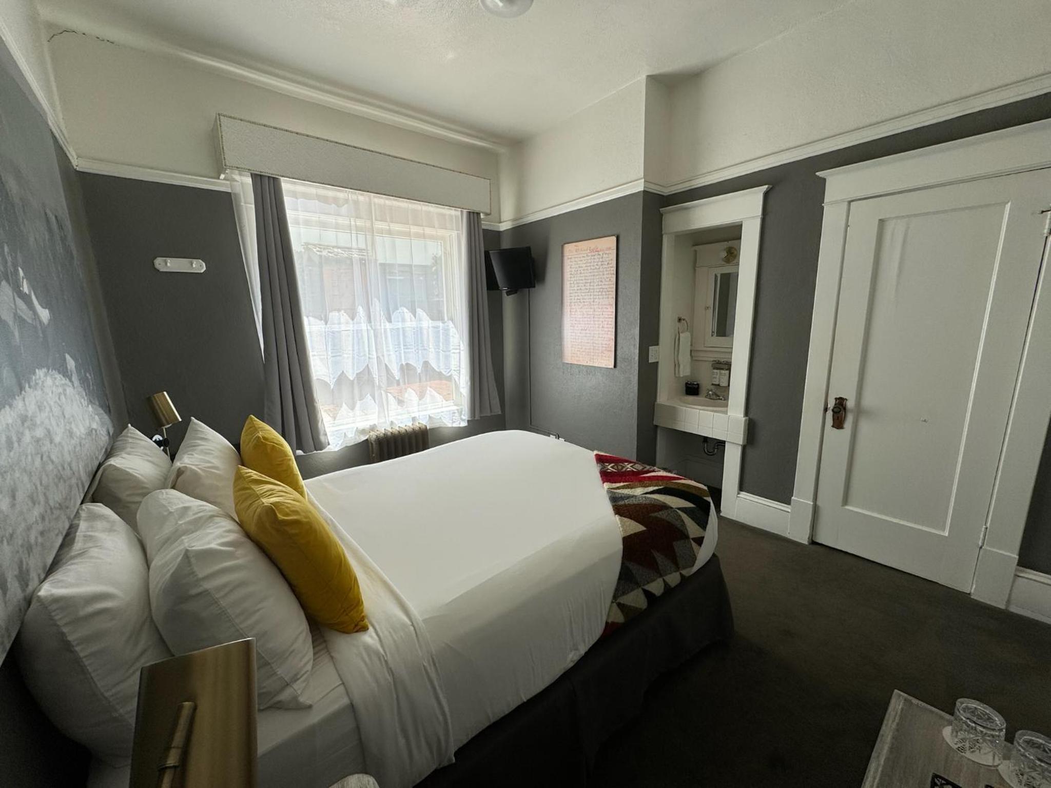 Courtyard, Queen Bed