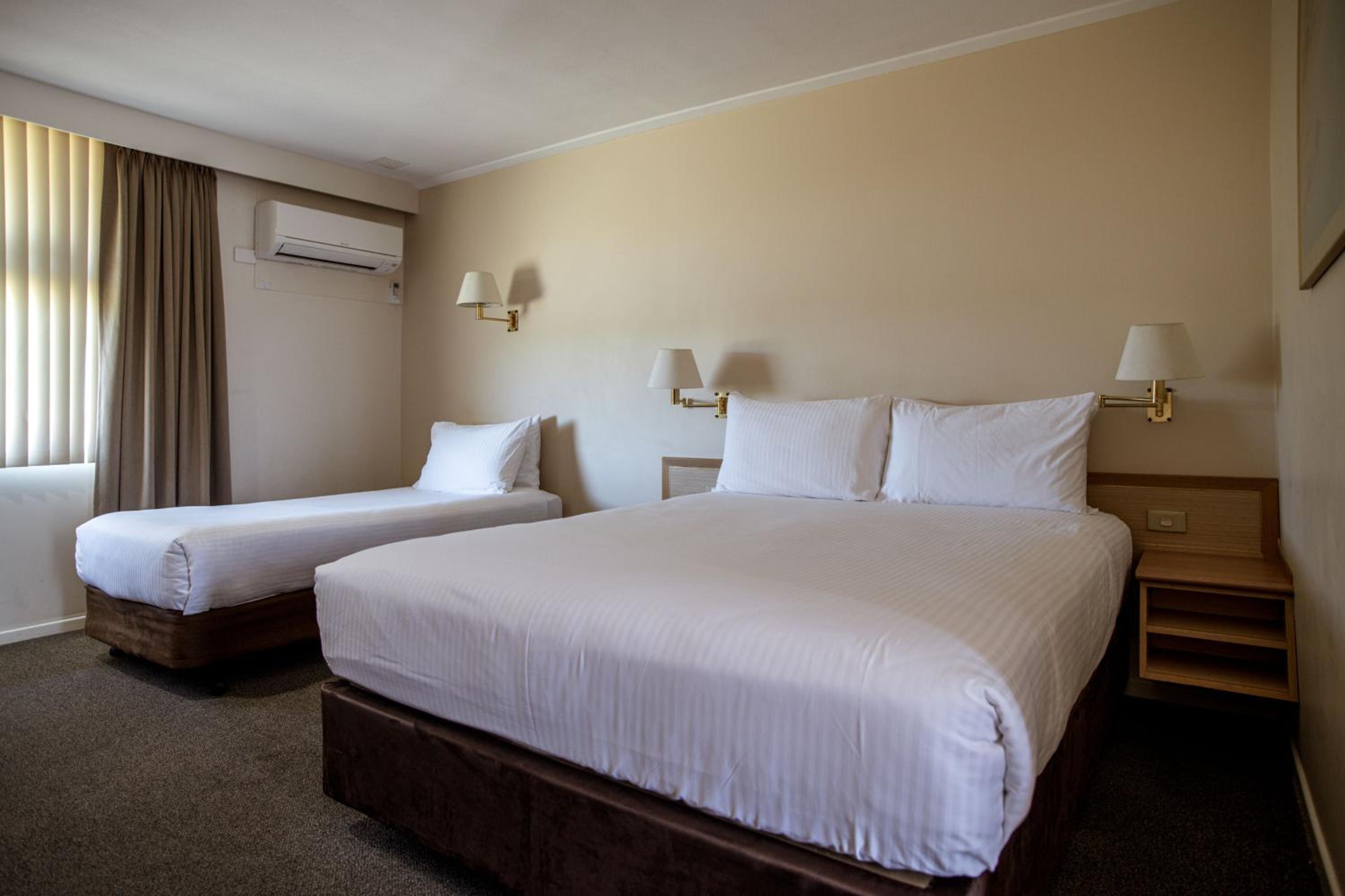 غرفة قياسية بسرير كوين وسرير فردي، Hospitality Inn Geraldton SureStay Collection by Best Western 2/5