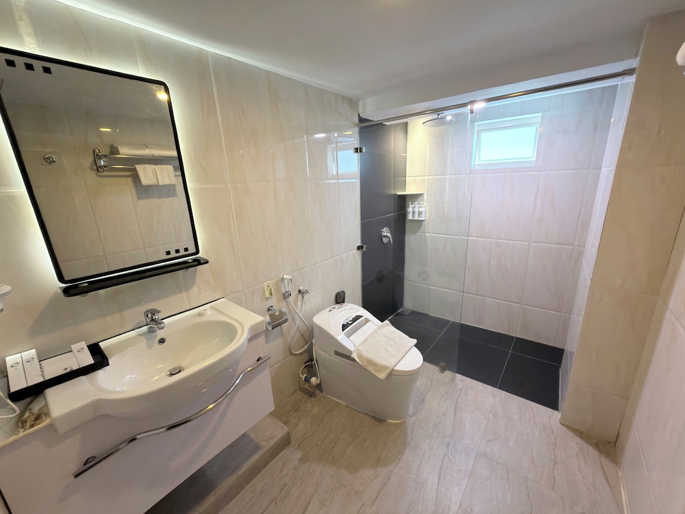Swiss-Belhotel Waterfront Makassar 50/50