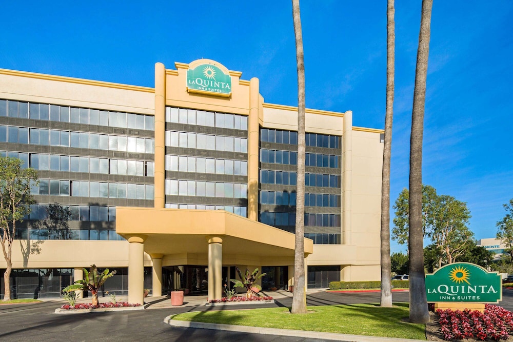 La Quinta Inn & Suites by Wyndham Buena Park 1/44
