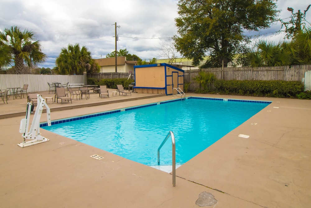 Americas Best Value Inn Suites Pensacola 20/30