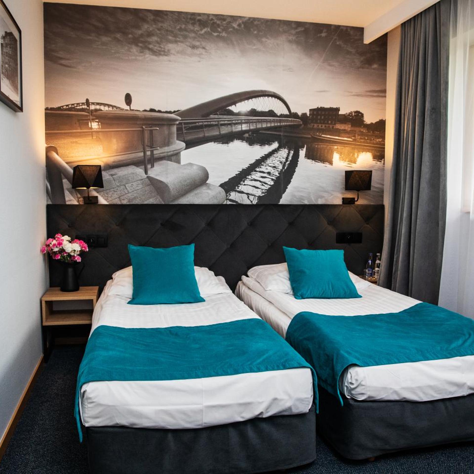 Room, Twin Beds, Riverside