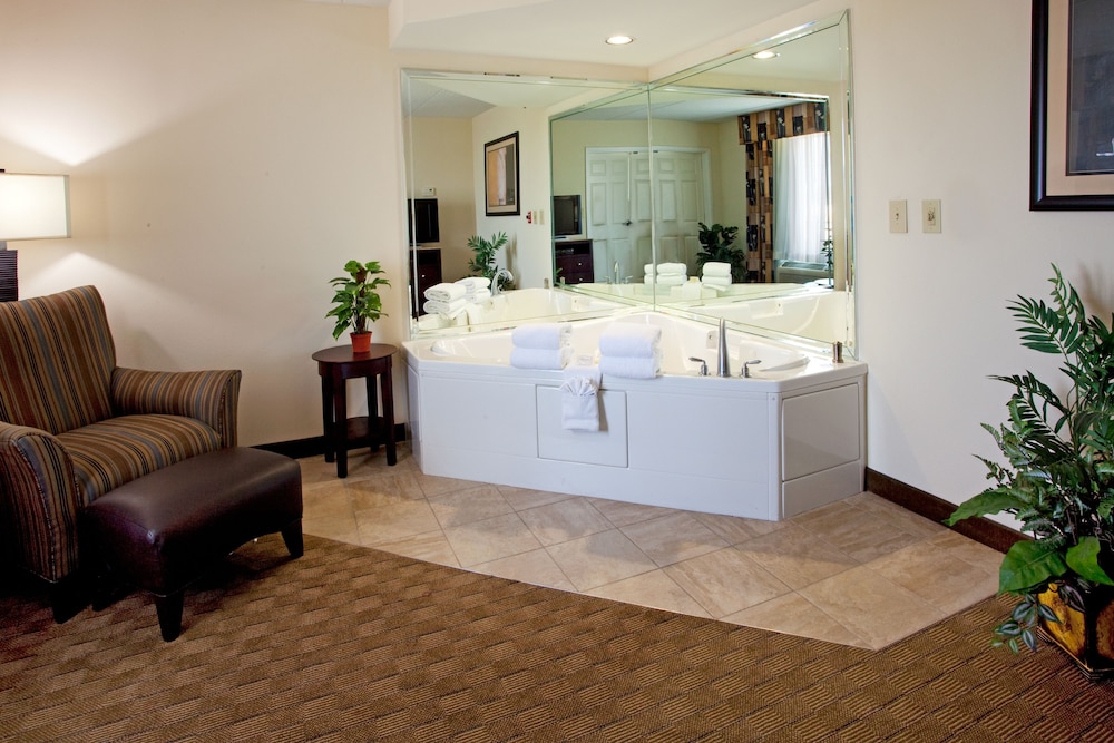 Holiday Inn Express Hotel and Suites Columbus At Northlake 9/57