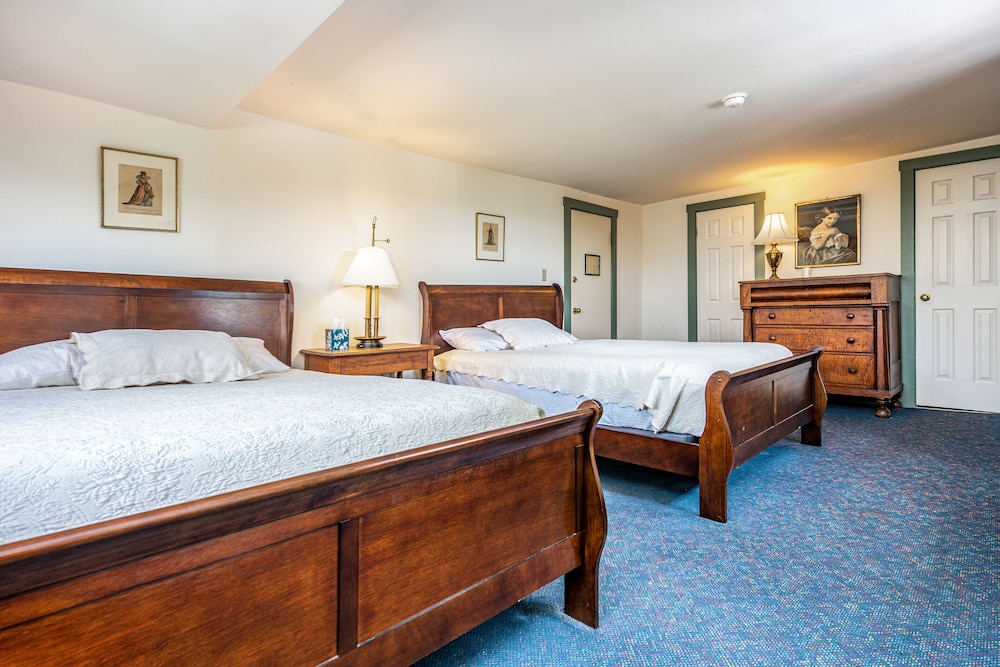 Stateroom, Madison, 2 Queen Beds