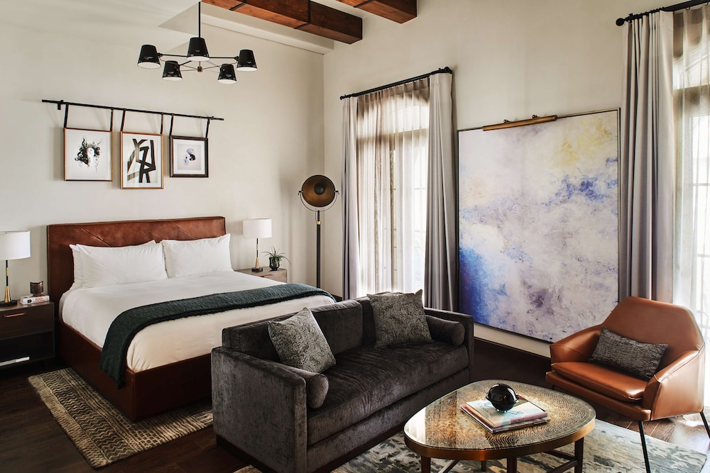 JUNIOR SUITE, KING BED