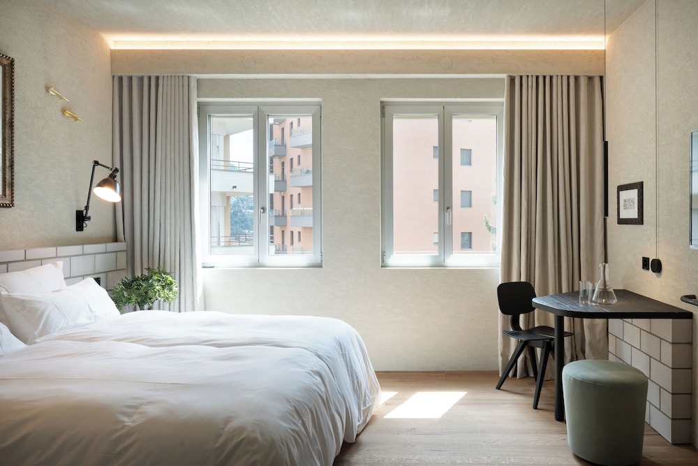 DELUXE, DOUBLE BED