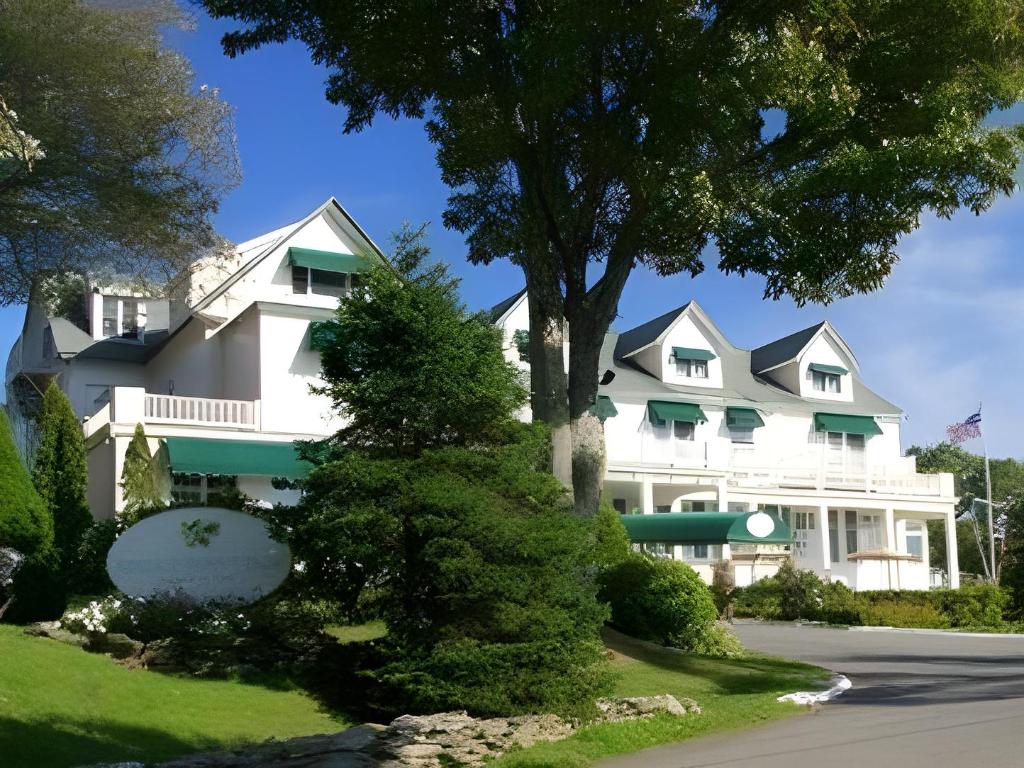 Lodge, 2 Queen Beds, Partial Ocean View