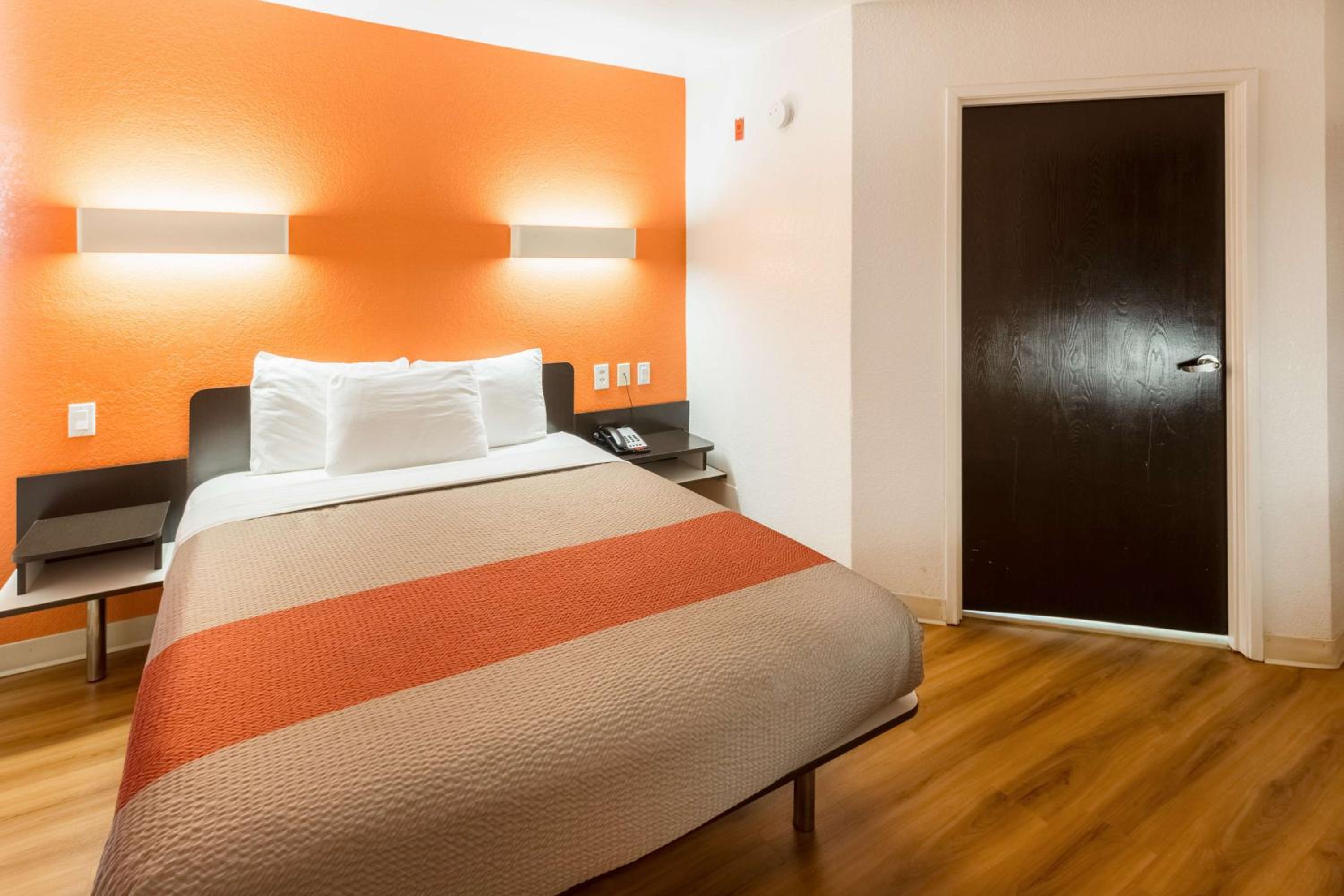 ROOM, QUEEN BED