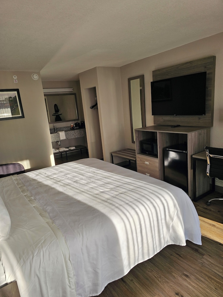 SUITE, QUEEN BED