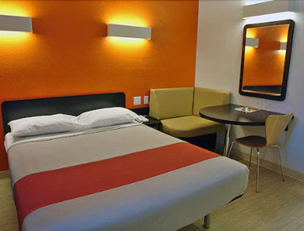 Motel6 Simi Valley, CA 24/50