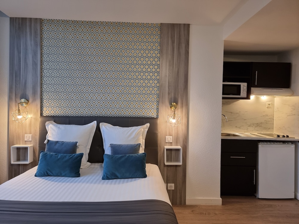 STUDIO, QUEEN BED