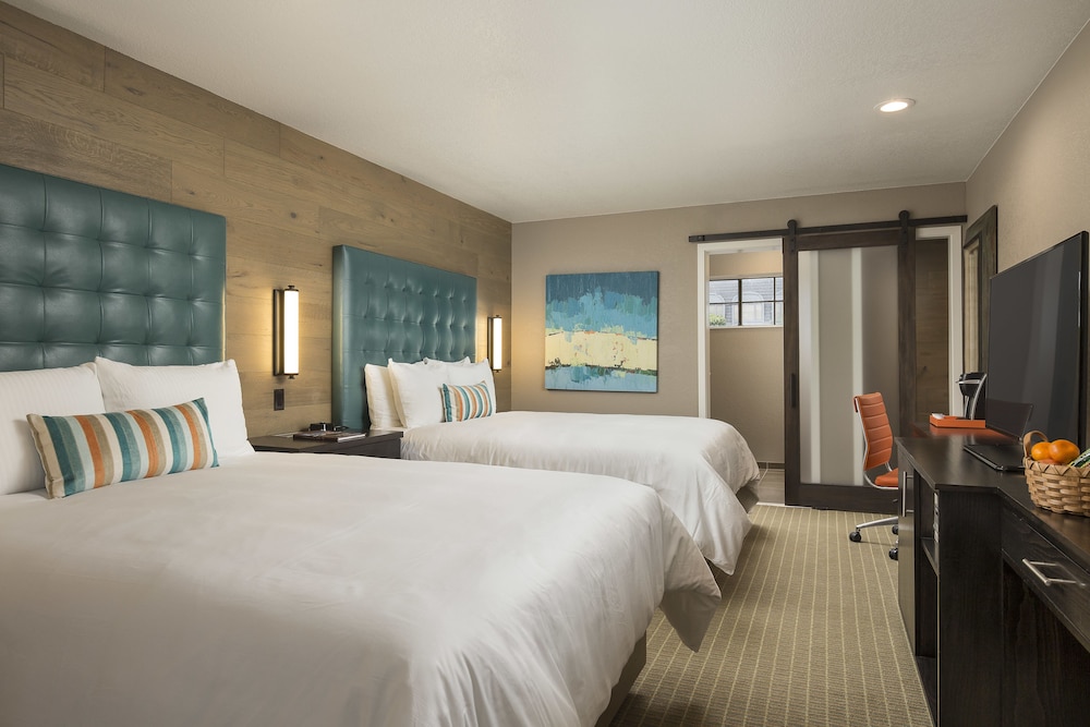 CANNERY ROW, 2 QUEEN BEDS