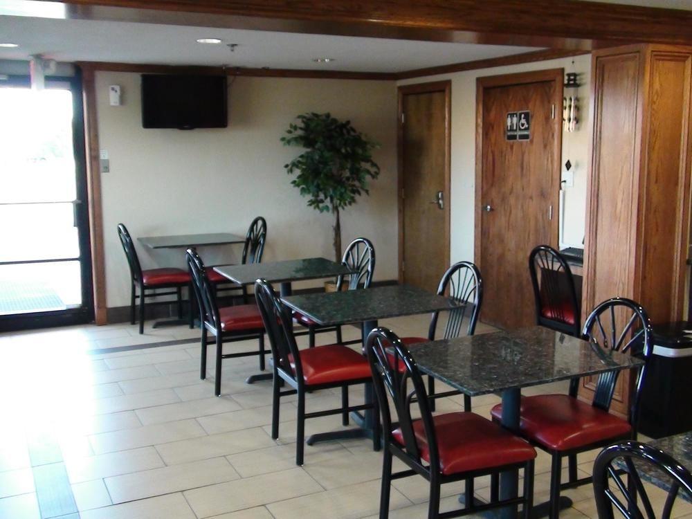 Econo Lodge Oklahoma City Northeast 22/28