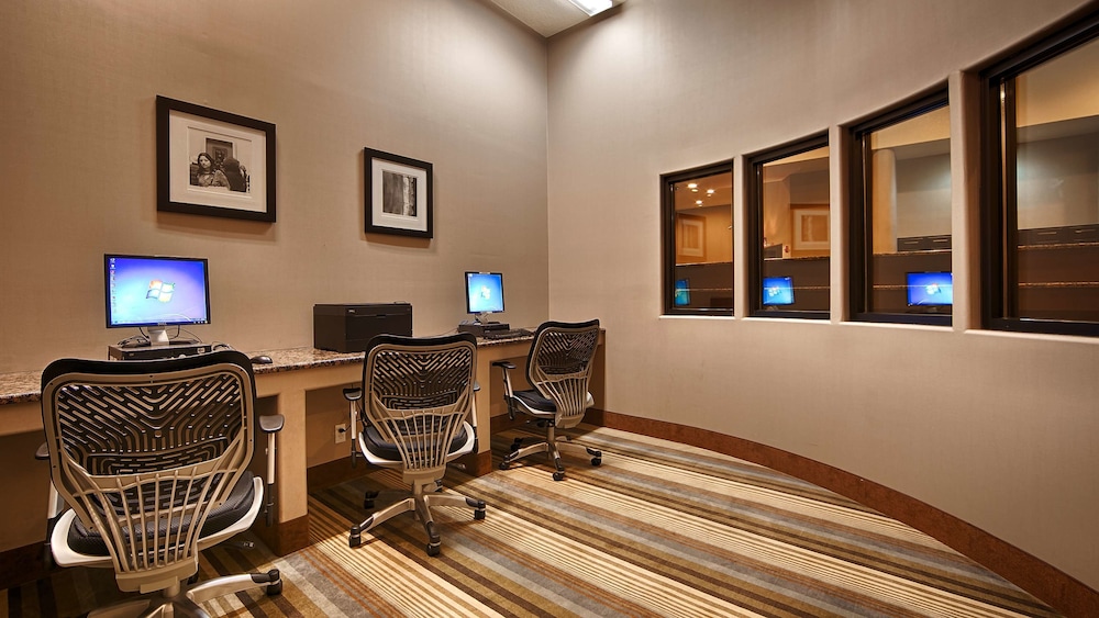 Best Western Plus Lackland Hotel & Suites 32/34