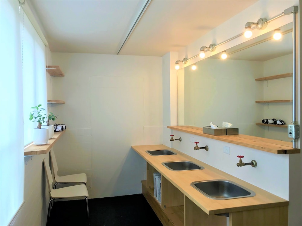 Aien Coffee And Hostel 32/34
