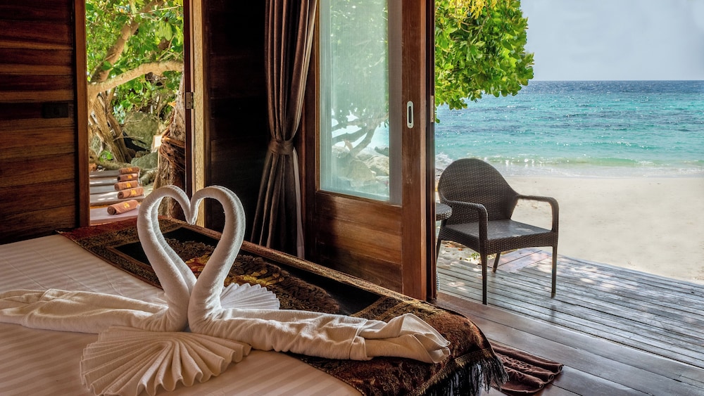 Ten Moons Lipe Resort 24/50