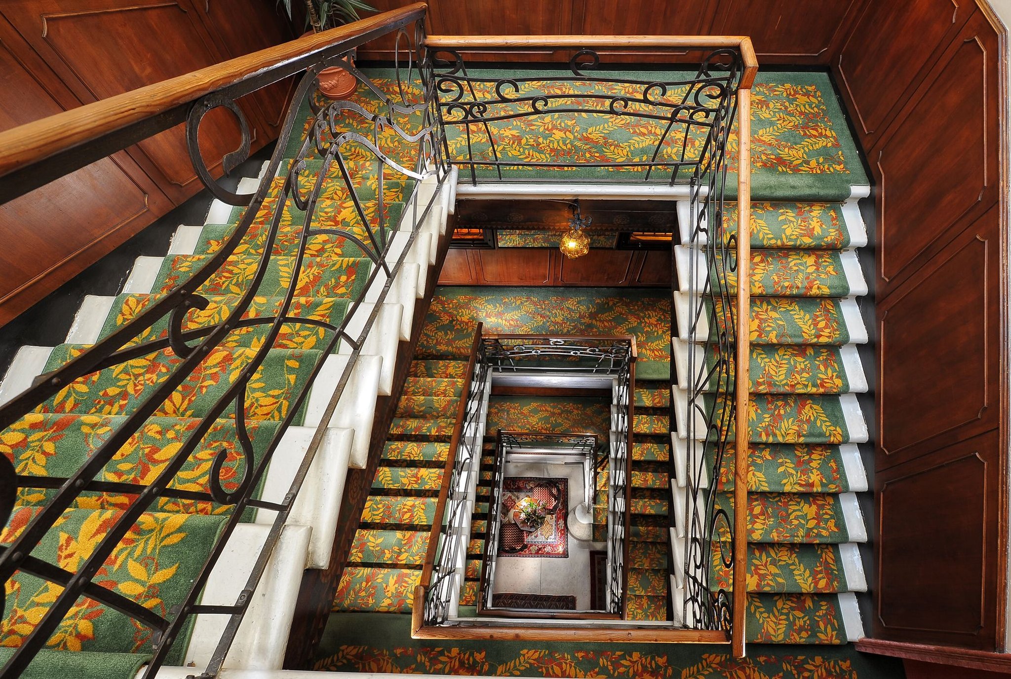 Flora Hotel 4/7