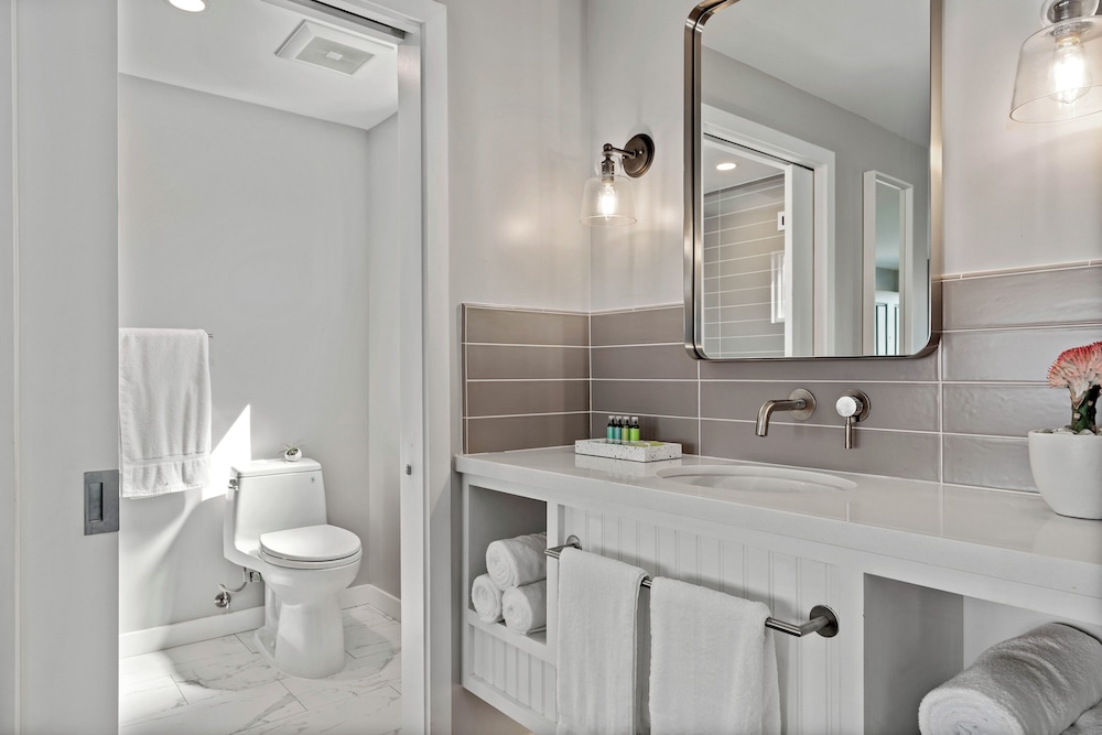 غرفة بسرير كينج بإطلالة على البحر بشرفة، Sea Sprite Hotel 6/8