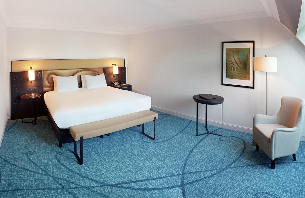 جناح جونيور بسرير كينج مع دخول صالة النادي، Hilton Brussels Grand Place 2/5