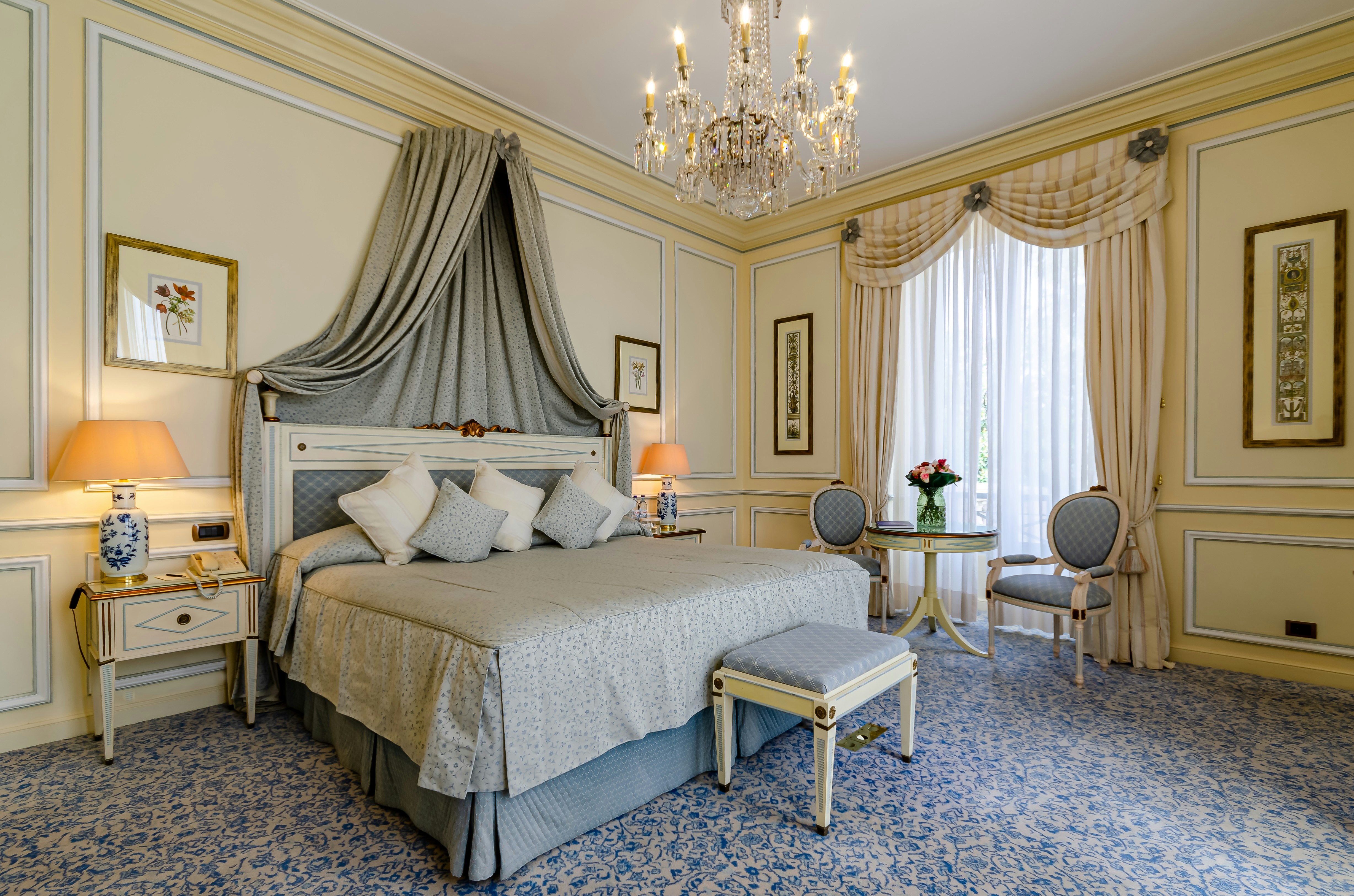 Palace, Deluxe