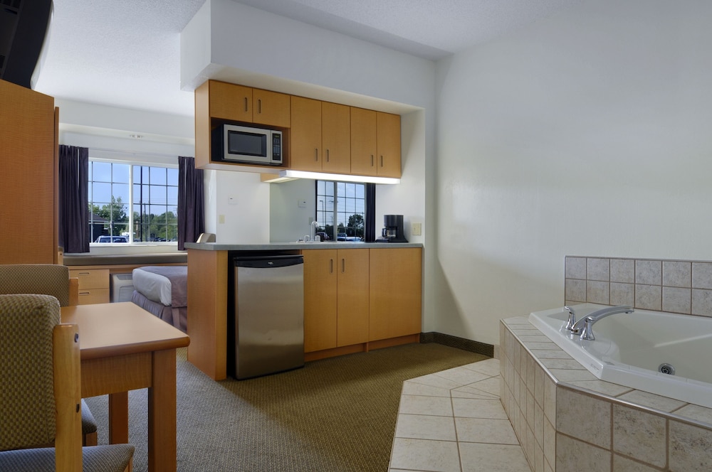 Microtel Inn & Suites by Wyndham Plattsburgh 33/41