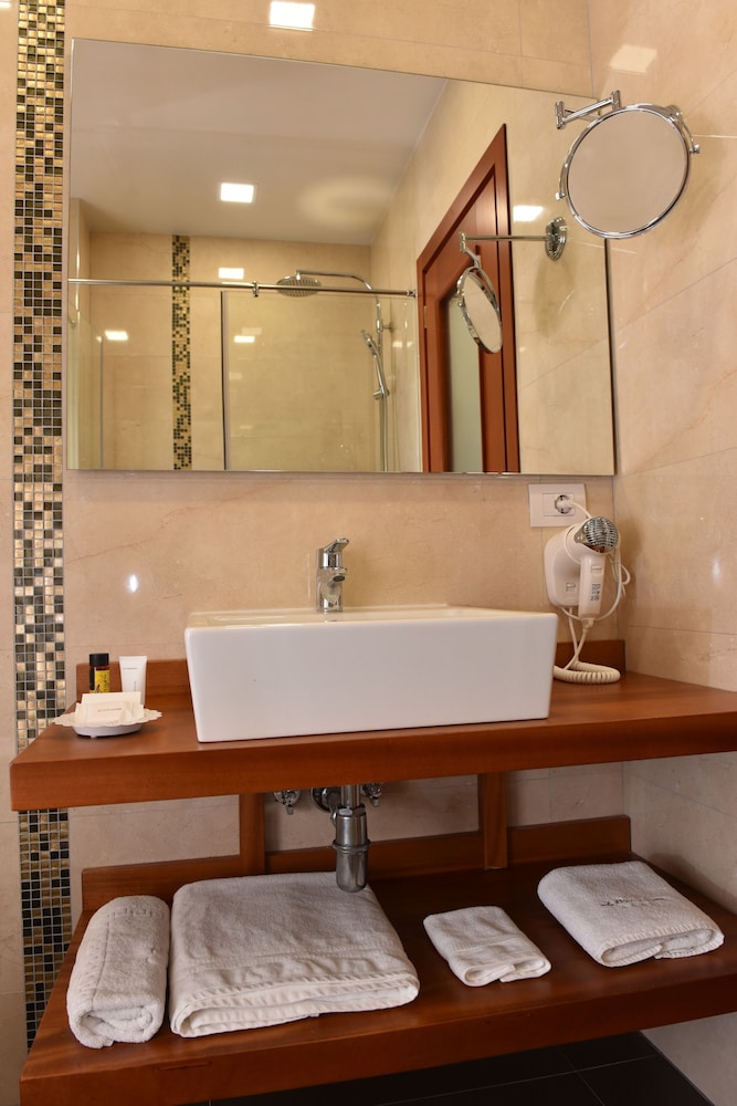 La Boheme Hotel 25/81