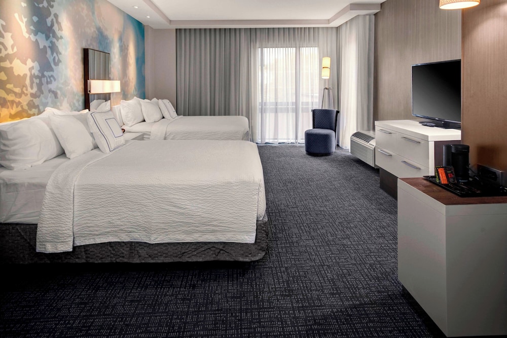 Suite, 2 Queen Beds, Sofa, Accessible
