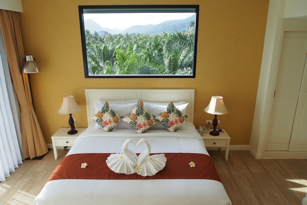 HULA HULA RESORT l truly tropical and fun wellness 47/90
