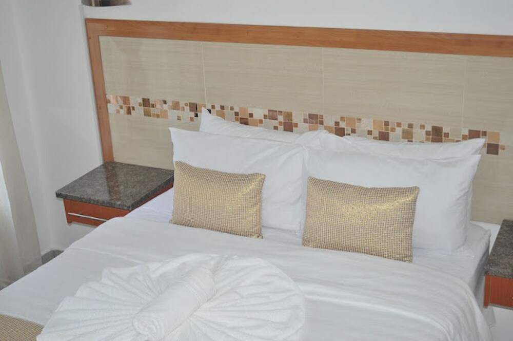 Crown Guest Lodge 13/25
