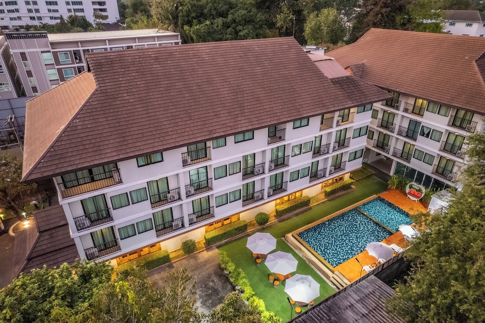 Huen Jao Ban Hotel 8/69