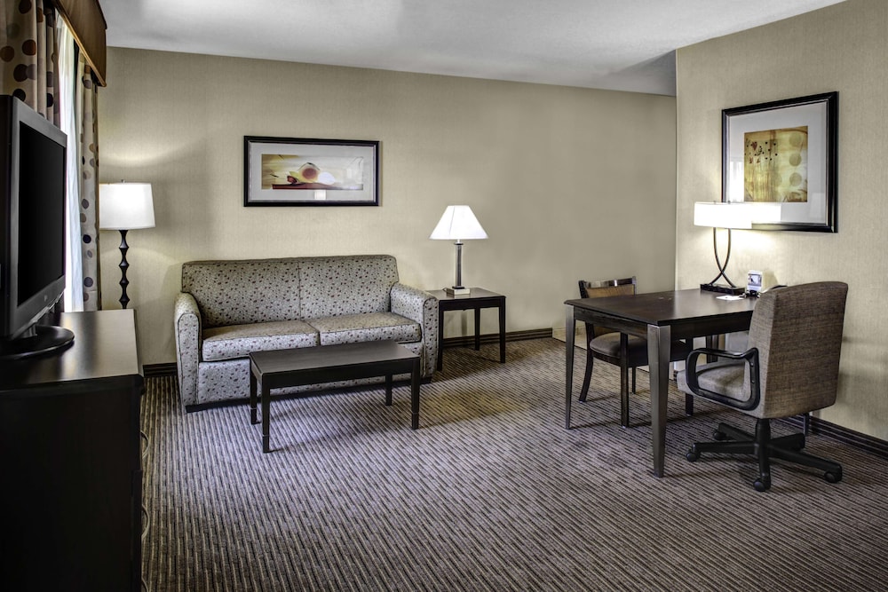 Hampton Inn and Suites-Bakersfield/Hwy 58, CA 32/51