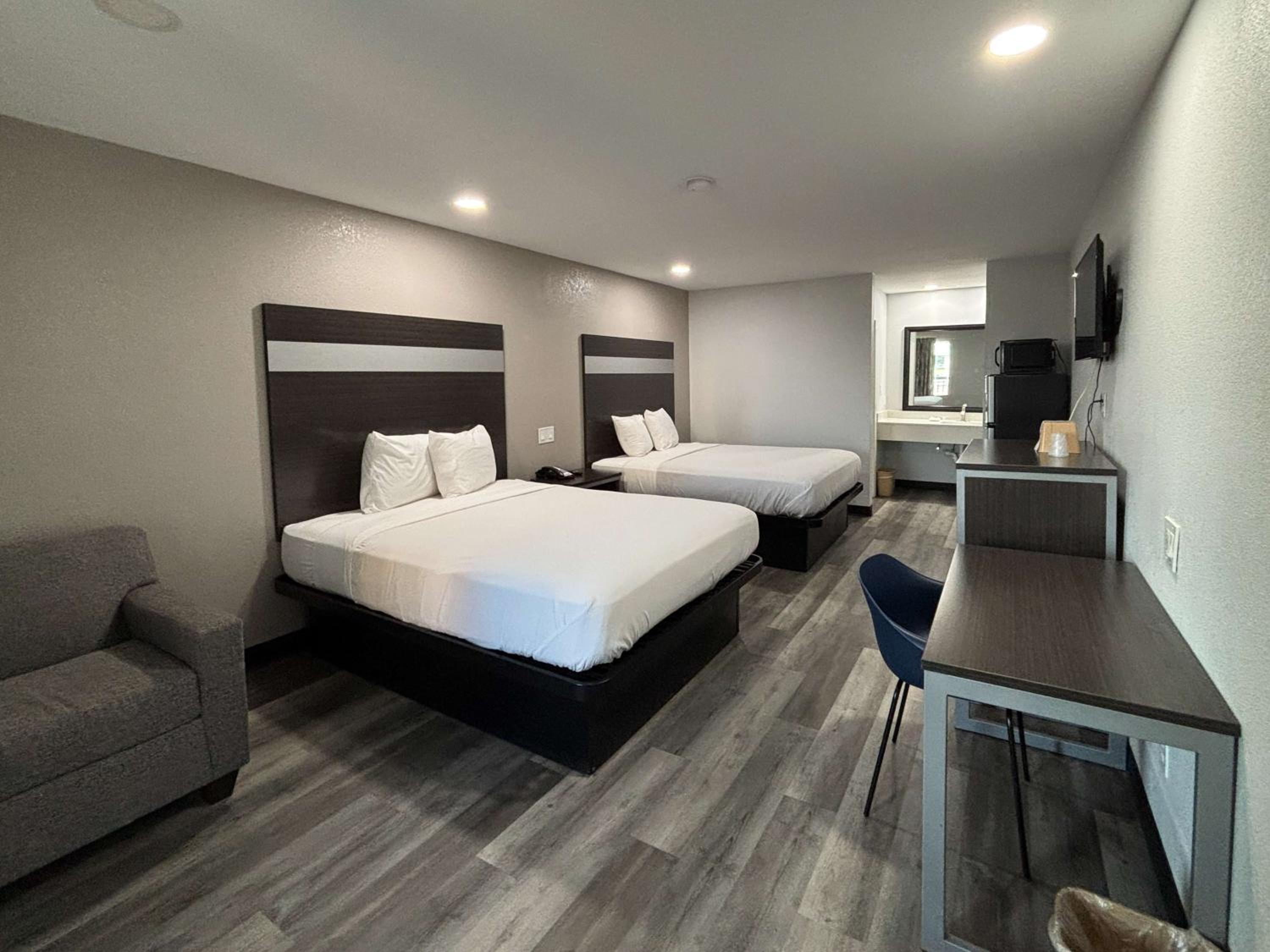 2 Queen Beds - Non-Smoking, Micfridge، Motel6 La Porte, TX 3/10