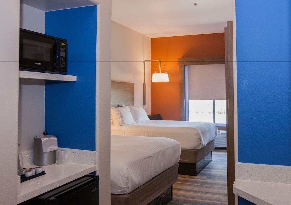Holiday Inn Express Hotel Suites Houston Alvin 25/52
