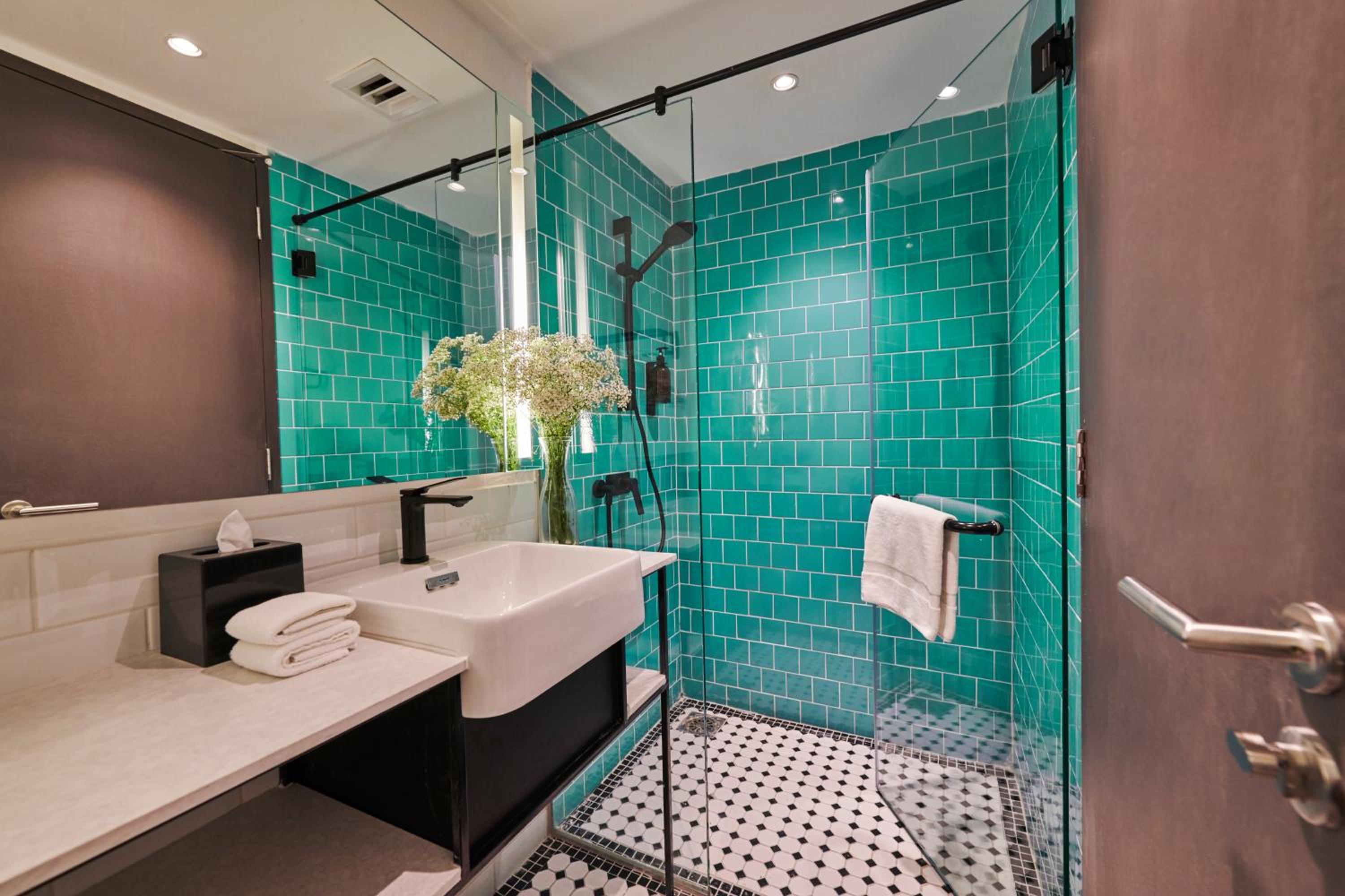 J-Hotel By Dorsett 33/36