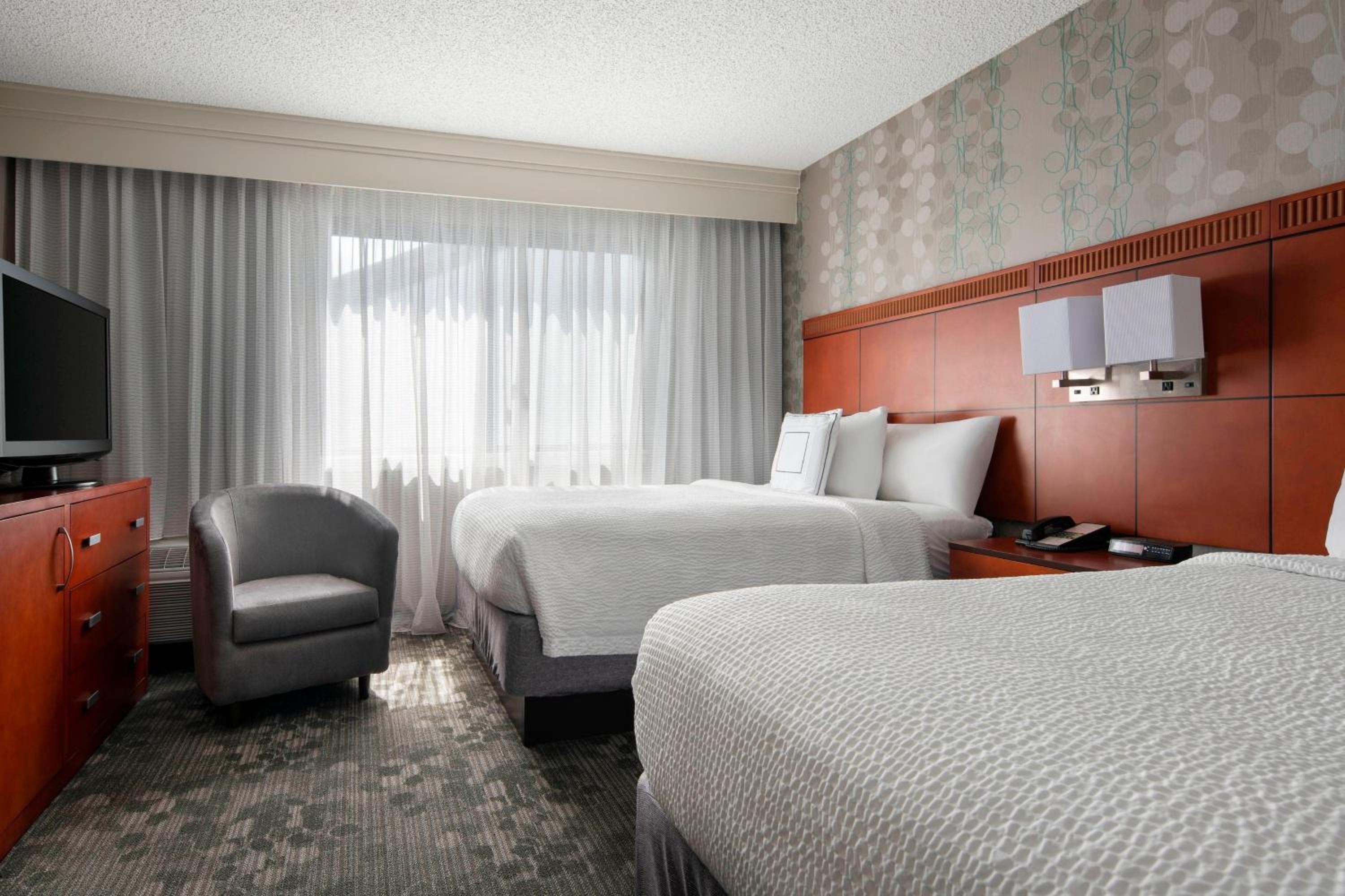 غرفة بسريرين كوين لذوي الإعاقة، Courtyard by Marriott San Francisco Airport 3/7
