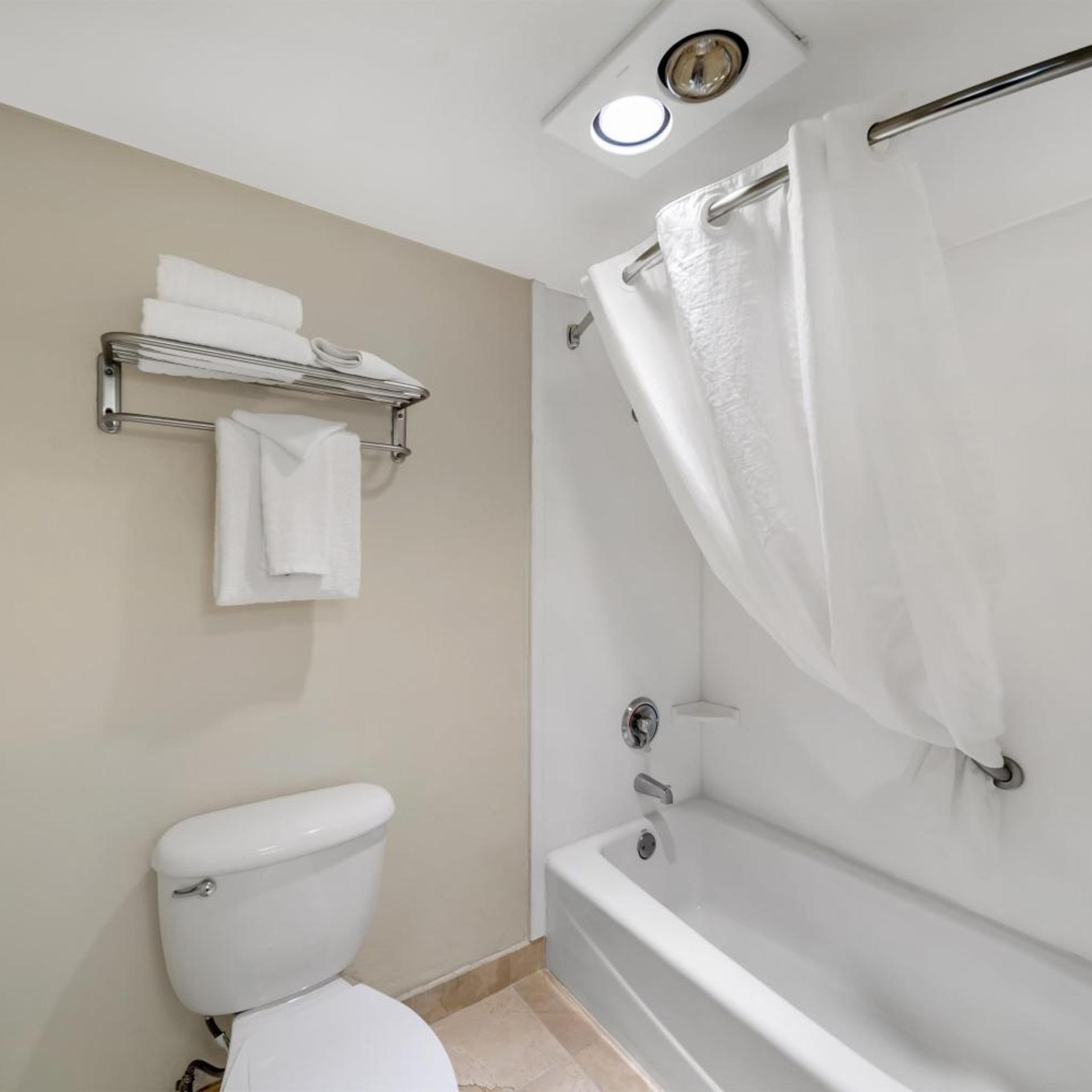 غرفة داخلية بسريرين كوين، Best Western Plus Northwoods Inn 7/10