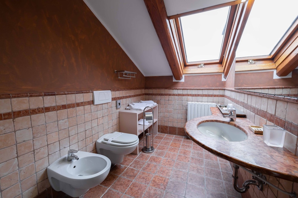 La Ferté Restaurant And Suites 47/50