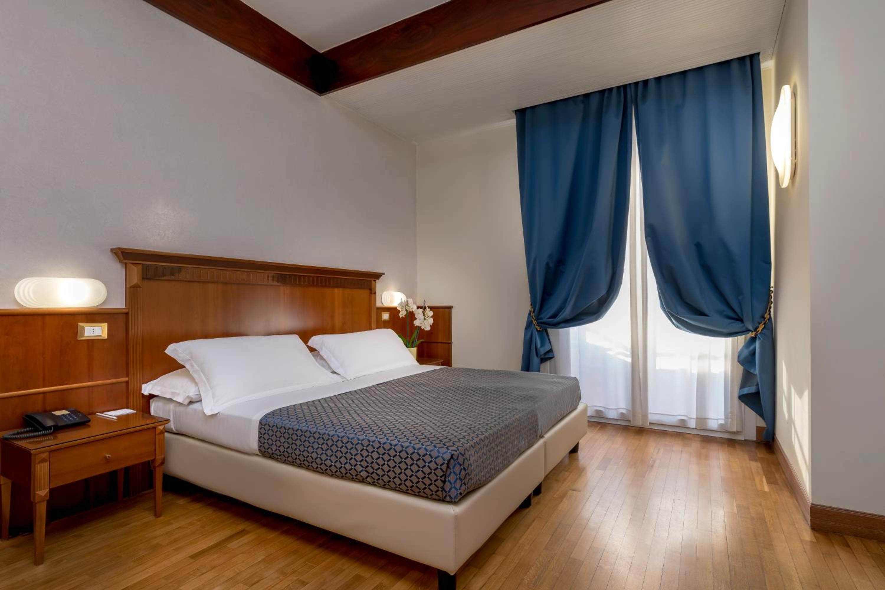 Room, Double or Twin Bed, Side Sea View