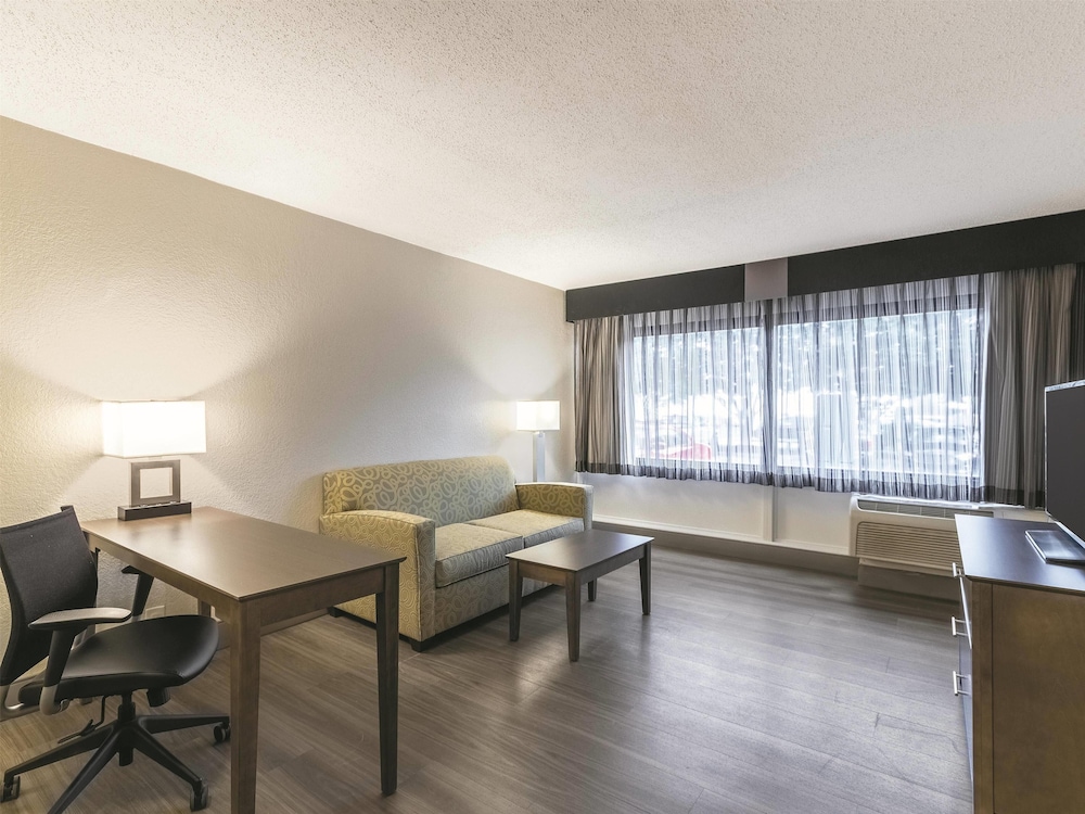 La Quinta Inn & Suites by Wyndham Virginia Beach 35/46