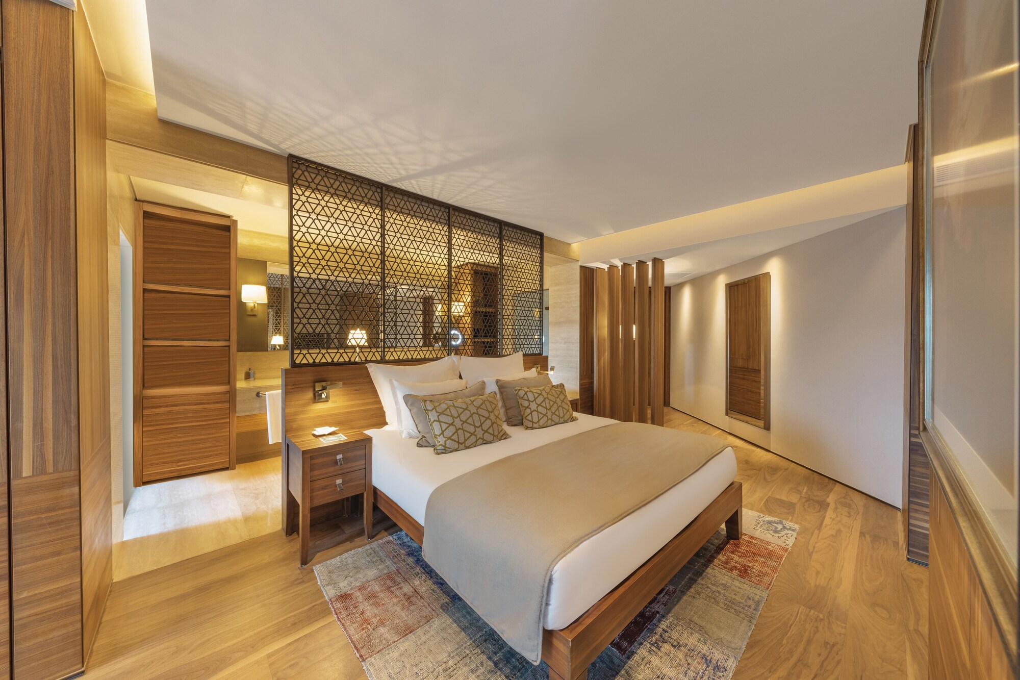 Superior, Suite, King Bed, Mountain View