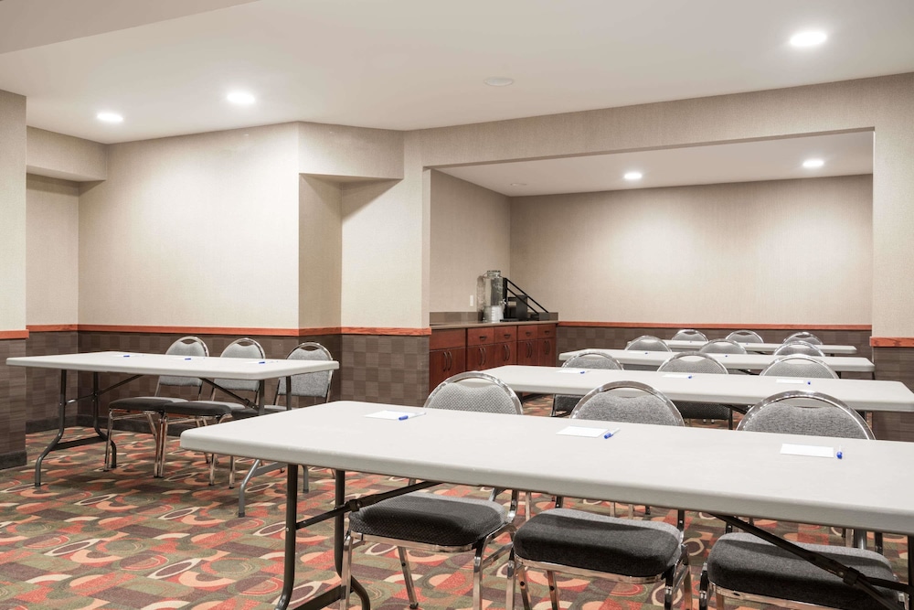 Baymont by Wyndham Eau Claire WI 23/27
