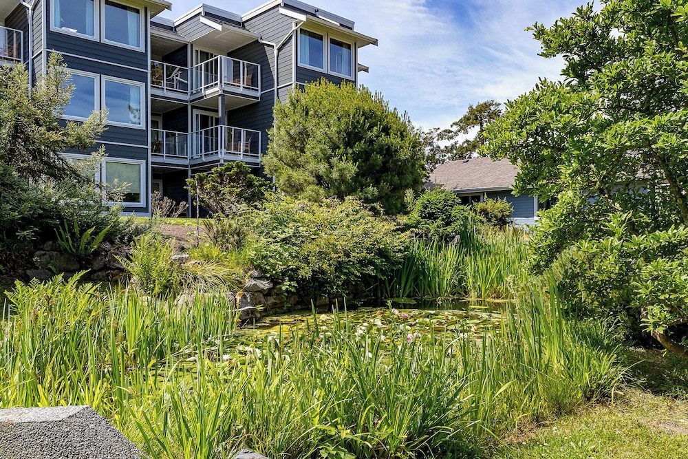 Pacific Shores Resort & Spa 44/48