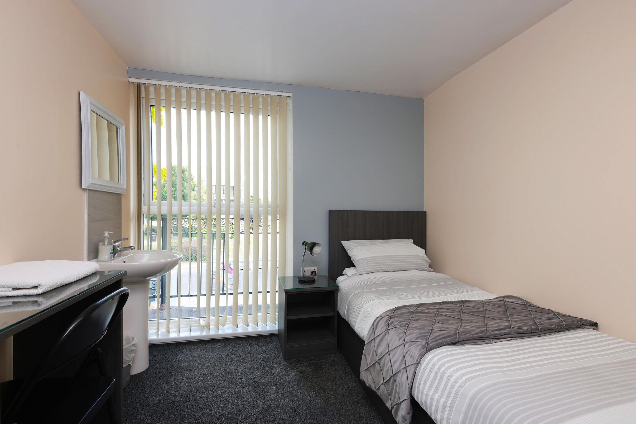 Room at OYO Honeycroft Lodge, LONDON