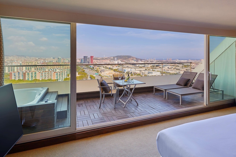 Hyatt Regency Barcelona Tower 63/82